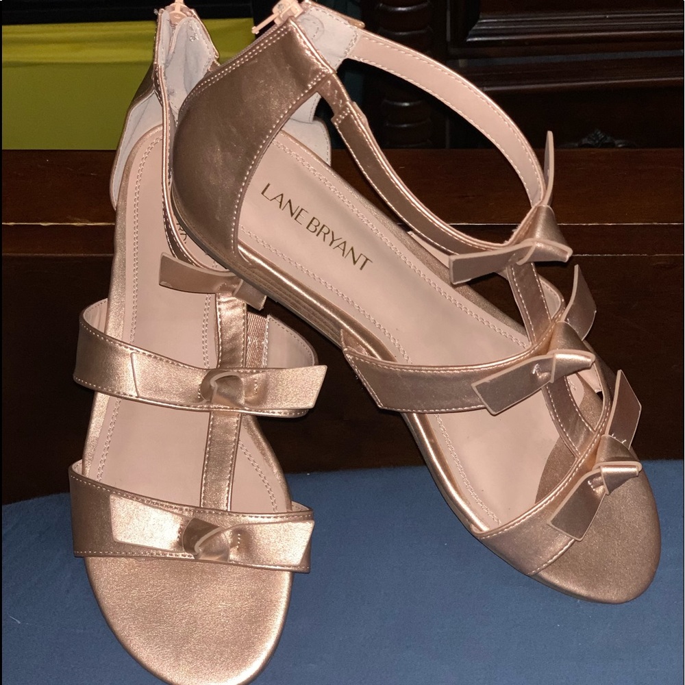 Lane Brayant rose gold 3 bow sandals in 9 wide.
